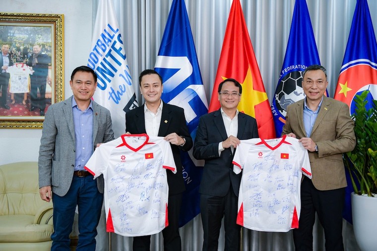  HLV Kim Sang Sik nhận huy chương làm từ 33 chỉ vàng 24K ảnh 2