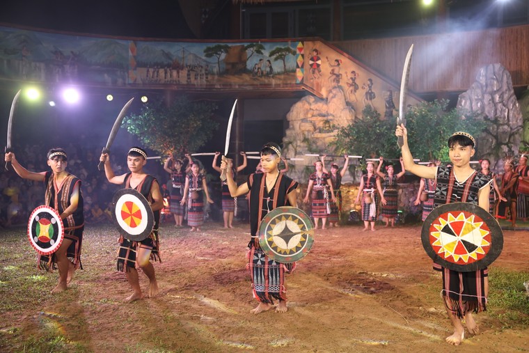 “Miền ký ức Cơ Tu”: Xem một vở diễn hiểu được một cộng đồng ảnh 3