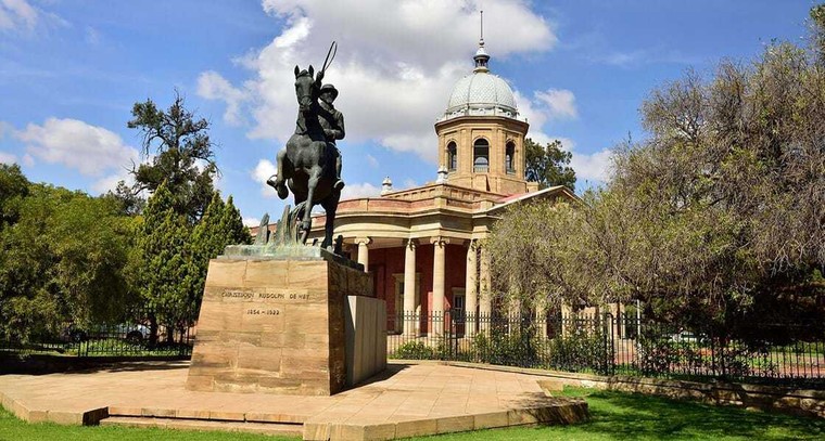 Thành phố nào là thủ đô tư pháp của quốc gia này?