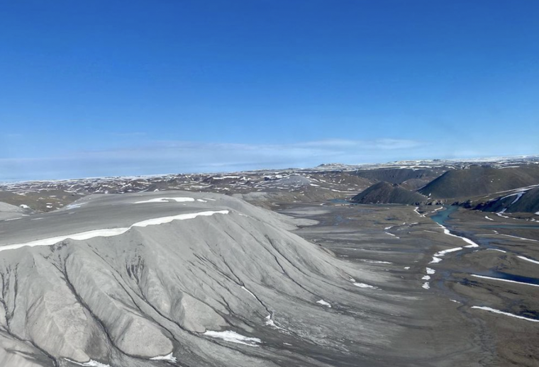 Nhiệt độ trung bình hàng năm của hòn đảo này là bao nhiêu?