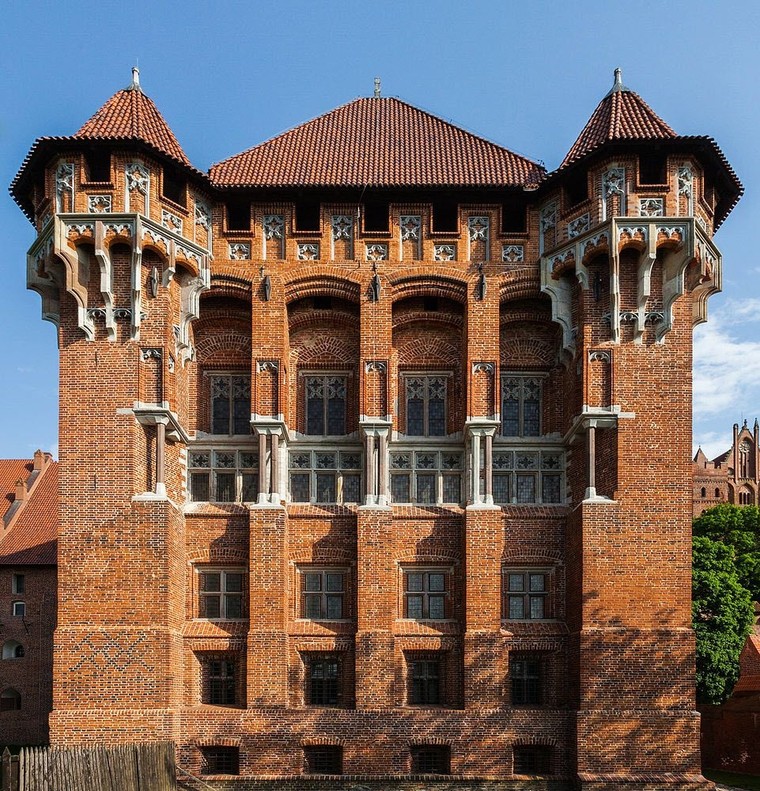 Lâu đài này được xây dựng vào thế kỷ thứ mấy?