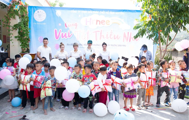 Cùng HRNEE ‘mang’ Tết Thiếu nhi đến bản vùng cao ảnh 1