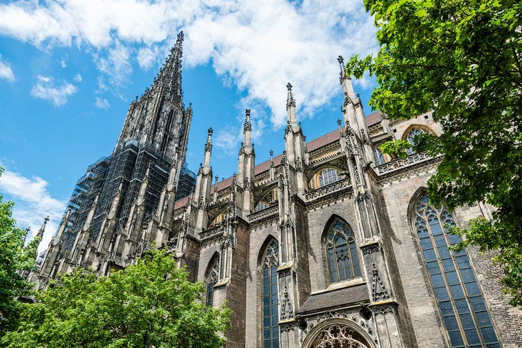 Nhà thờ cao nhất thế giới đã tồn tại bao nhiêu năm?