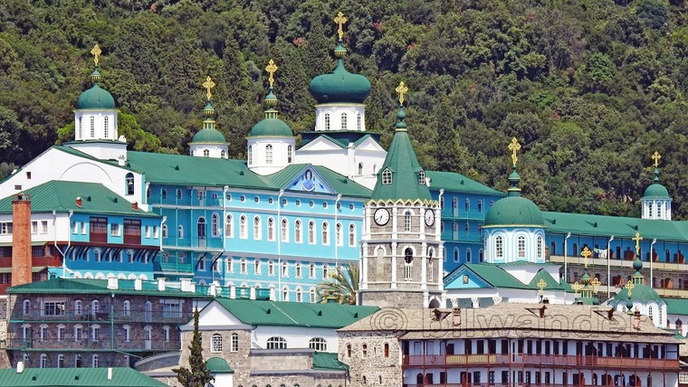 “Núi Thánh” có khoảng bao nhiêu tu viện?