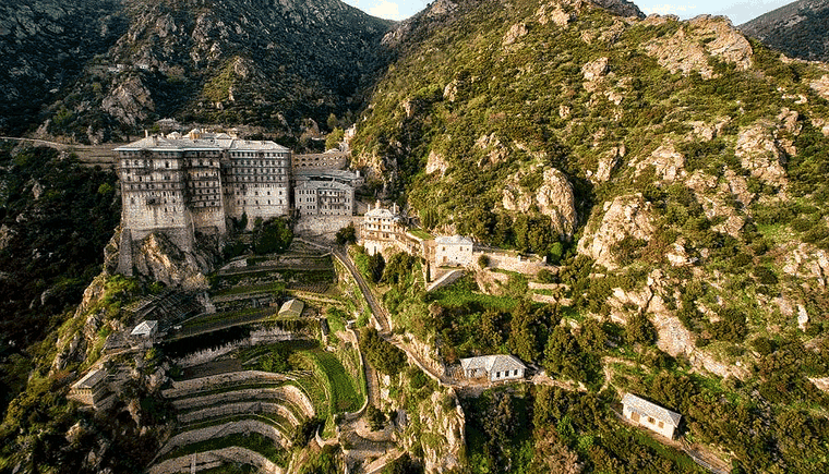 Trên ngọn núi này tồn tại điều luật gì sau đây?