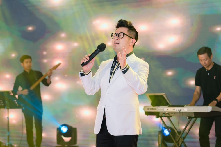 Bằng Kiều: 'Tân Á Đại Thành đã gắn bó với người Việt như một ca khúc bất hủ' ảnh 1