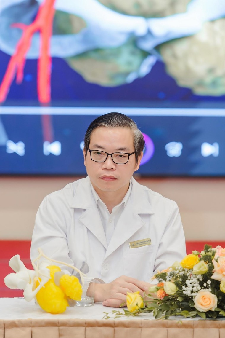 “Chiến dịch” ngoạn mục giải cứu chàng trai 19 tuổi khỏi khối u xương khổng lồ ảnh 1