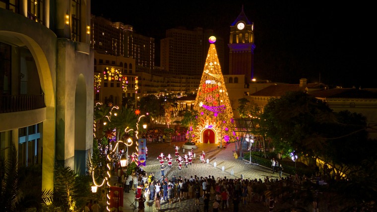 Phú Quốc thắp sáng cây thông cao 24m, bắn pháo hoa hàng đêm từ 20/12 ảnh 1