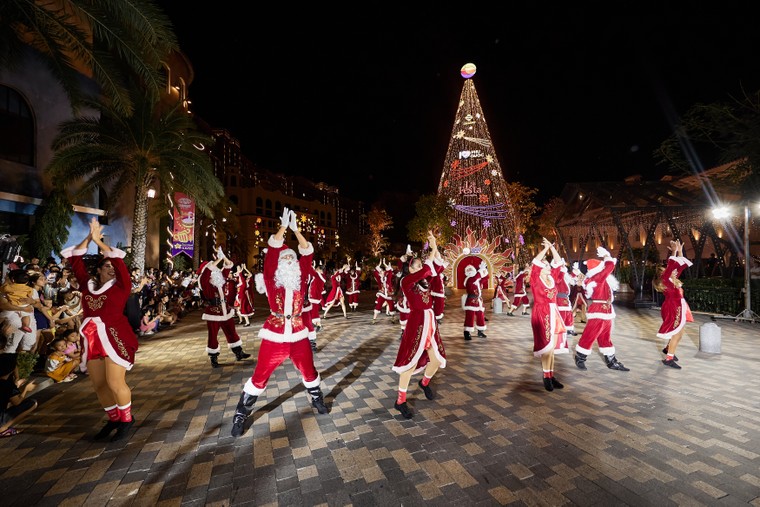 Phú Quốc thắp sáng cây thông cao 24m, bắn pháo hoa hàng đêm từ 20/12 ảnh 4