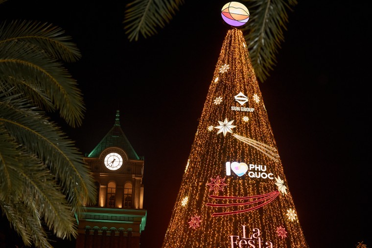 Phú Quốc thắp sáng cây thông cao 24m, bắn pháo hoa hàng đêm từ 20/12 ảnh 2