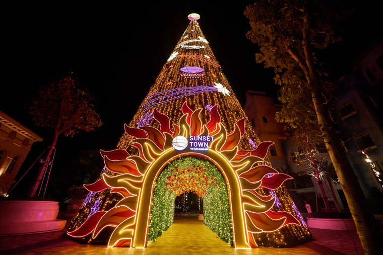 Phú Quốc thắp sáng cây thông cao 24m, bắn pháo hoa hàng đêm từ 20/12 ảnh 3