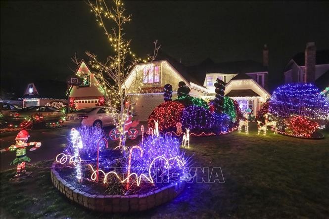 Không khí chờ đón Giáng sinh rộn ràng khắp nơi trên thế giới ảnh 3