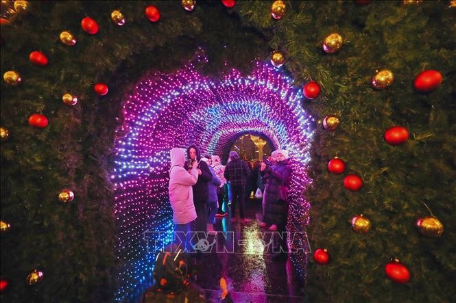 Không khí chờ đón Giáng sinh rộn ràng khắp nơi trên thế giới ảnh 6