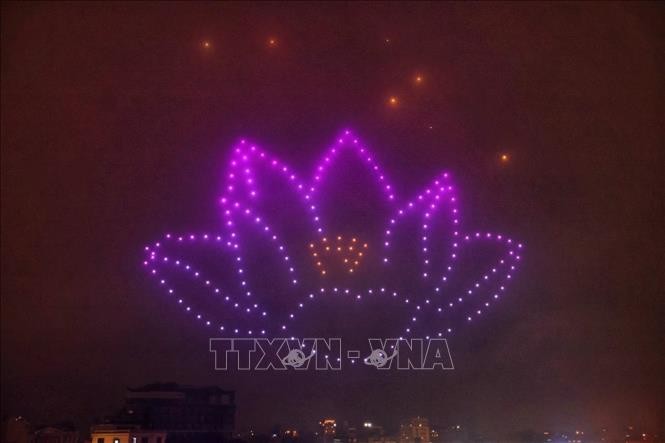 Lung linh màn trình diễn ánh sáng với 300 drone tại quận Tây Hồ ảnh 2