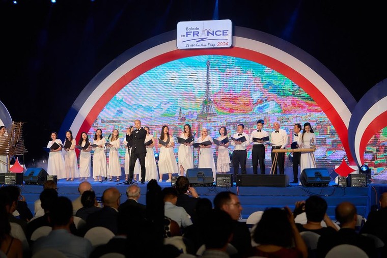 Gian hàng VPBank sôi động tại lễ hội ẩm thực Pháp Balade en France ảnh 1