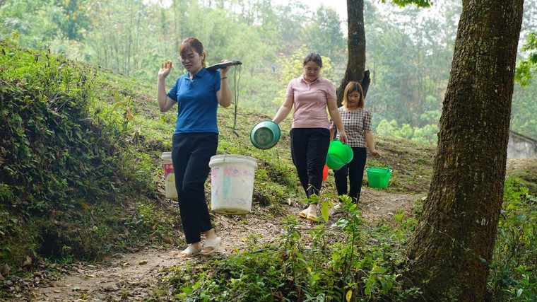 Giọt nước mắt của cô giáo Thèn Phùng ảnh 1