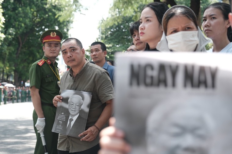 Linh xa đưa Tổng Bí thư Nguyễn Phú Trọng về nơi an nghỉ cuối cùng ảnh 8
