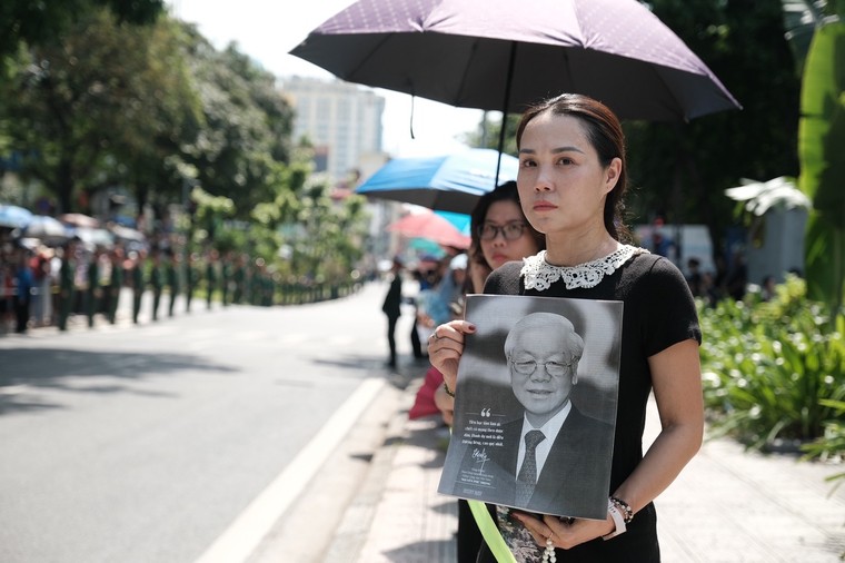 Linh xa đưa Tổng Bí thư Nguyễn Phú Trọng về nơi an nghỉ cuối cùng ảnh 11