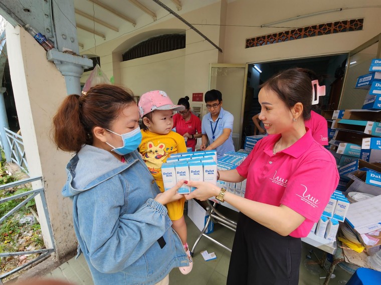 Trao gần 1,2 triệu ly sữa tươi Dalatmilk tại các bệnh viện, trường học khu vực phía Nam ảnh 1