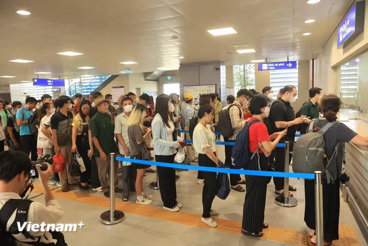 Người dân xếp hàng trải nghiệm tàu điện Nhổn-Ga Hà Nội trong ngày đầu vận hành ảnh 1