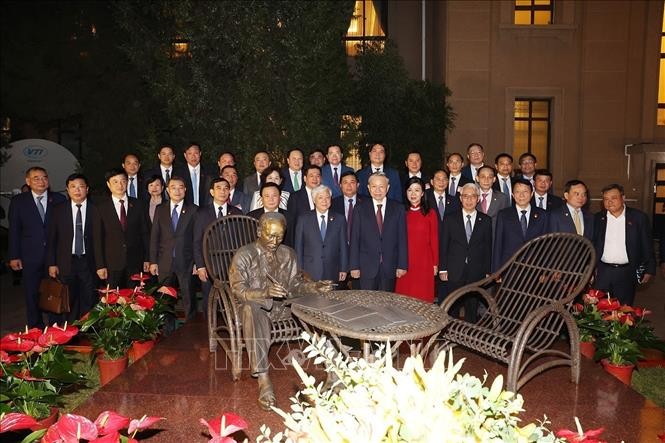 Tổng Bí thư, Chủ tịch nước Tô Lâm gặp gỡ cộng đồng người Việt Nam tại Trung Quốc ảnh 1