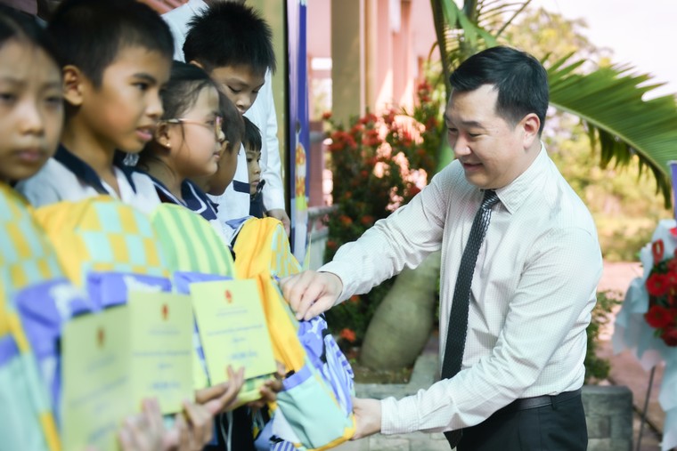 Niềm vui bất ngờ ngày khai giảng dành tặng học sinh khó khăn tỉnh Bến Tre ảnh 2