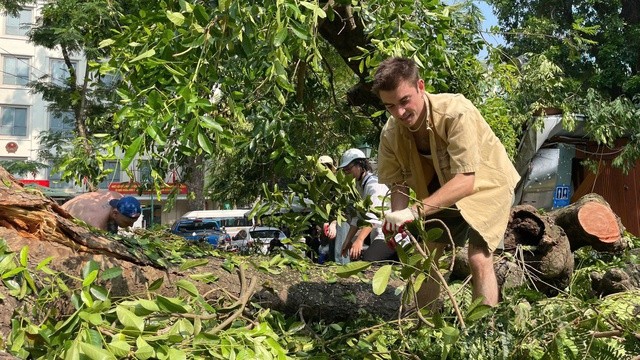 Hà Nội động đồng loạt ra quân tổng vệ sinh môi trường sau bão ảnh 2