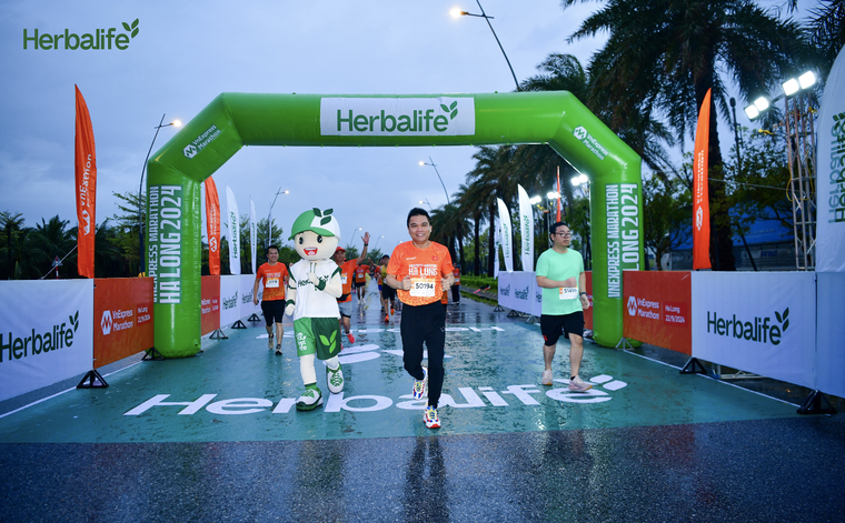 Herbalife Việt Nam khuyến khích lối sống năng động lành mạnh cùng giải chạy VnExpress Marathon Hạ Long 2024 ảnh 2