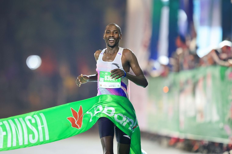 Các chân chạy Kenya thống trị đường đua VPIM 2024 ảnh 4