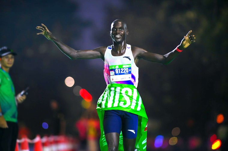 Các chân chạy Kenya thống trị đường đua VPIM 2024 ảnh 2