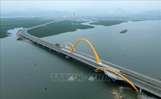 Cầu Bình Minh - điểm nhấn bên bờ vịnh Cửa Lục ảnh 3