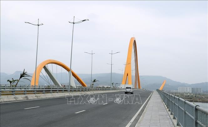 Cầu Bình Minh - điểm nhấn bên bờ vịnh Cửa Lục ảnh 4