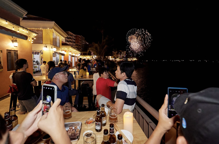 Không cần đợi giao thừa vì ở những địa điểm này của Phú Quốc luôn có pháo hoa ảnh 5