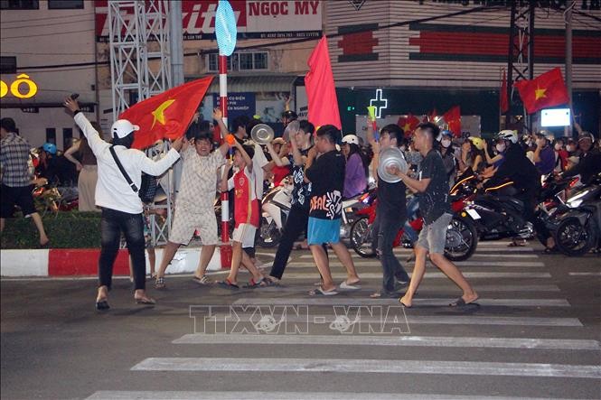 Người hâm mộ đổ ra đường mừng chiến thắng của đội tuyển Việt Nam ảnh 5