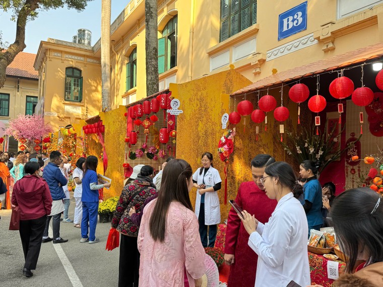 Rộn ràng không gian "Phố Tết" chào Xuân 2025 tại Bệnh viện Xanh Pôn ảnh 5