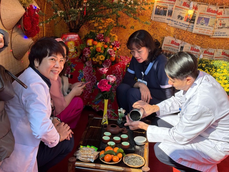 Rộn ràng không gian "Phố Tết" chào Xuân 2025 tại Bệnh viện Xanh Pôn ảnh 7