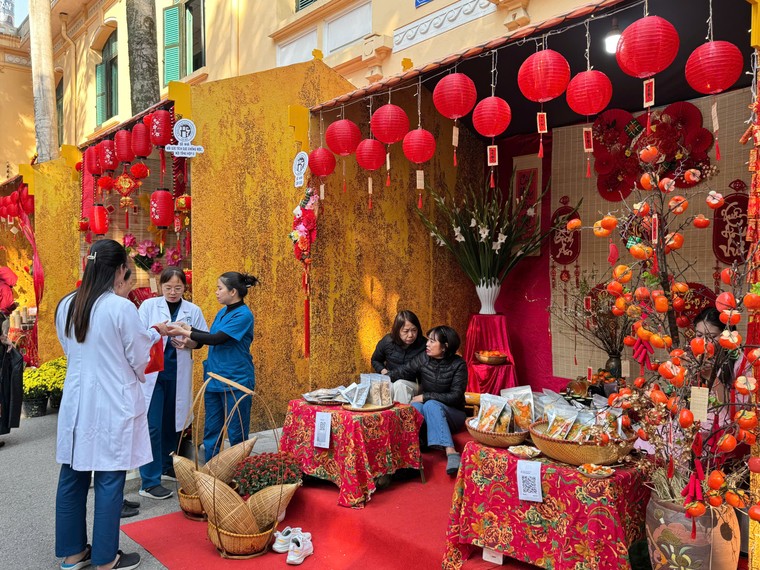 Rộn ràng không gian "Phố Tết" chào Xuân 2025 tại Bệnh viện Xanh Pôn ảnh 9