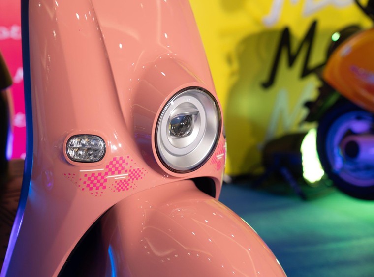 Xe máy điện VinFast Motio gây sốt với giới trẻ: Màu cá tính, dáng sành điệu, dễ cầm lái hàng ngày ảnh 1