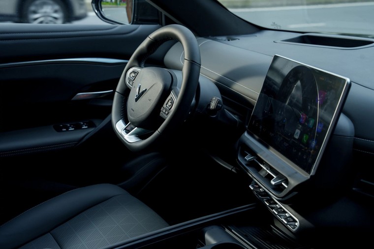 Mang câu hỏi “VinFast VF 7 có đáng mua không” đi gặp chuyên gia và đây là câu trả lời ảnh 1