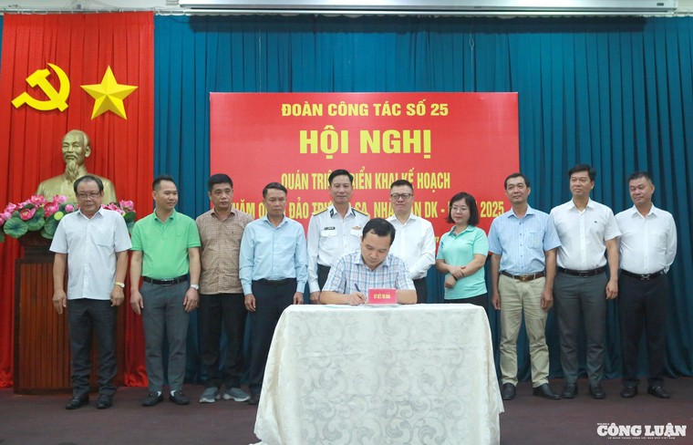 Đoàn công tác báo chí thăm Trường Sa nhân kỷ niệm 100 năm Báo chí cách mạng Việt Nam ảnh 6