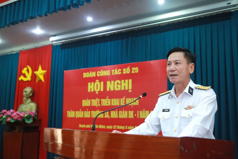 Đoàn công tác báo chí thăm Trường Sa nhân kỷ niệm 100 năm Báo chí cách mạng Việt Nam ảnh 3