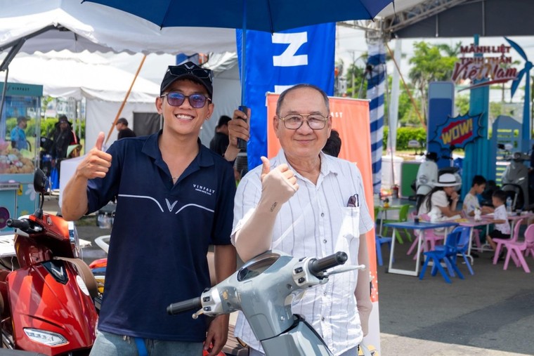 “Đổi xăng lấy điện” gây bão tại TP.HCM, có khách hàng chốt tới 12 xe máy VinFast ảnh 1