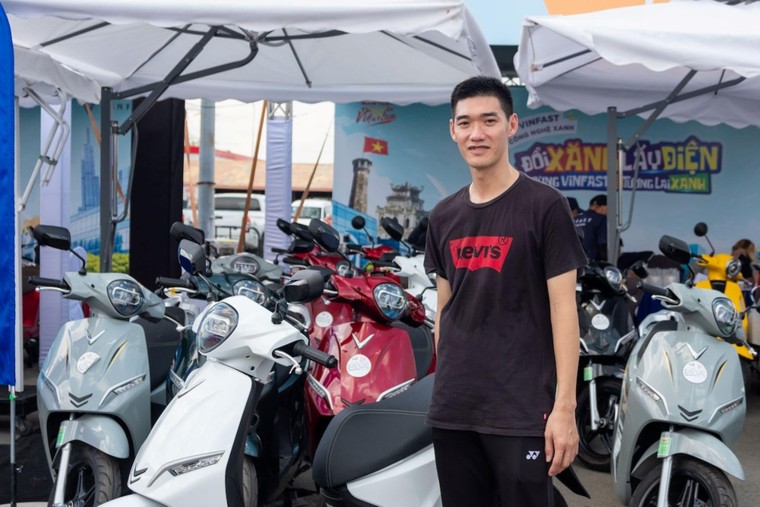 “Đổi xăng lấy điện” gây bão tại TP.HCM, có khách hàng chốt tới 12 xe máy VinFast ảnh 2