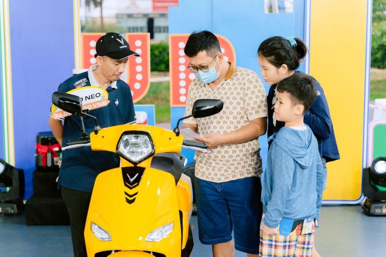 “Đổi xăng lấy điện” gây bão tại TP.HCM, có khách hàng chốt tới 12 xe máy VinFast ảnh 5
