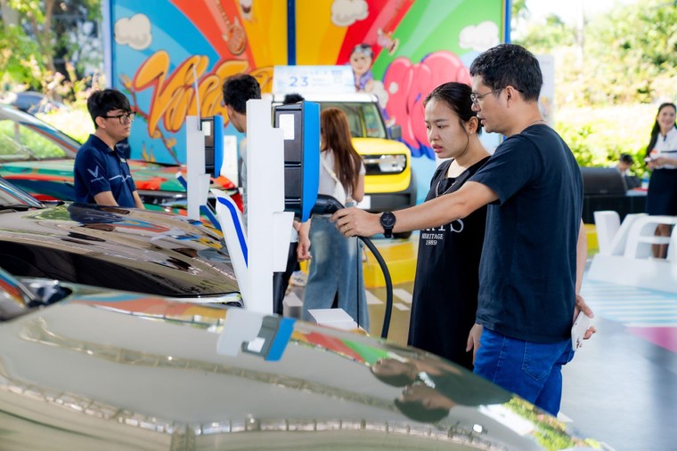 VinFast biến “đổi xăng sang điện” thành chuyện dễ như mua sắm cuối tuần ảnh 5