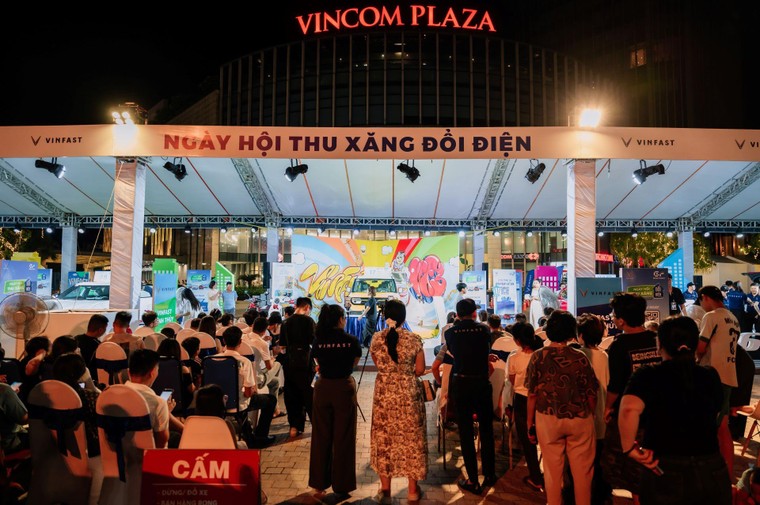 VinFast biến “đổi xăng sang điện” thành chuyện dễ như mua sắm cuối tuần ảnh 6