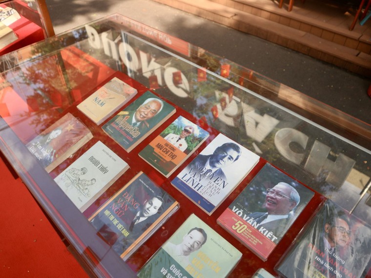 TP HCM: Trưng bày sách “80 năm tự hào một dải non sông” ảnh 2