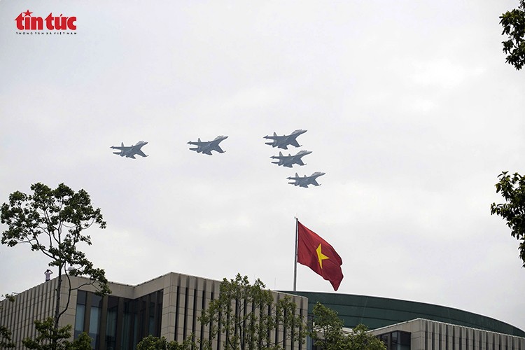 Hào hùng dàn máy bay quân sự bay qua Quảng trường Ba Đình ảnh 1