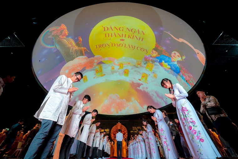 Du khách hào hứng tham dự chợ lá kỷ lục và triển lãm lịch sử tại núi Bà Đen, Tây Ninh ảnh 8