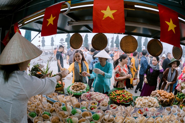 Du khách hào hứng tham dự chợ lá kỷ lục và triển lãm lịch sử tại núi Bà Đen, Tây Ninh ảnh 2